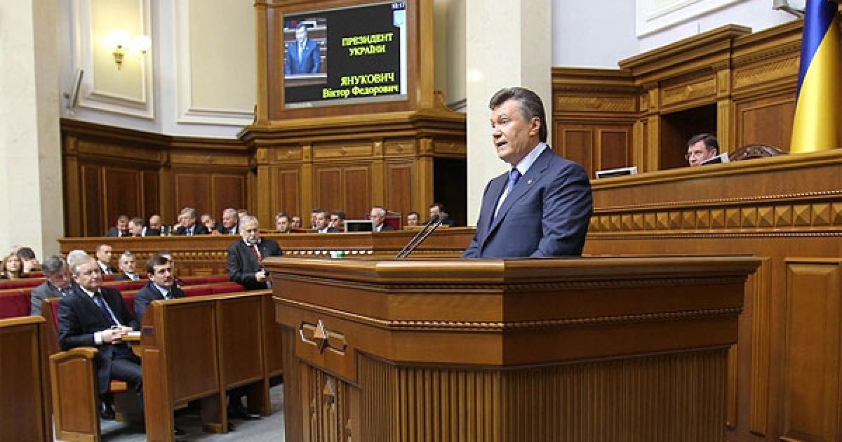 "З цієї трибуни я хочу звернутись до кожного українця: досить жалітись і принижуватись", - наголосив він. / © President.gov.ua