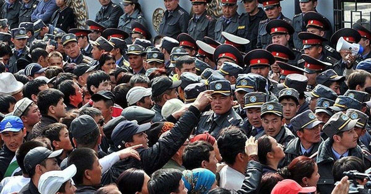 Киргизстан, Бішкек. Зіткнення між правоохоронцями та учасниками акції протесту під час мітингу в центрі Бішкека. Більше 1500 осіб зібрались перед будівлею уряду Киргизстану на знак протесту проти закриття головного ринку столиці. / © AFP