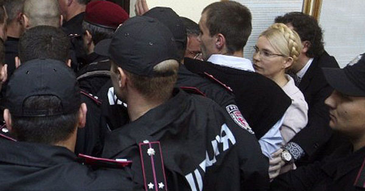 Бійці "Беркуту" під час бійки з депутатами від БЮТ в Печерському суді пошкодили декілька відеокамер. / © AFP