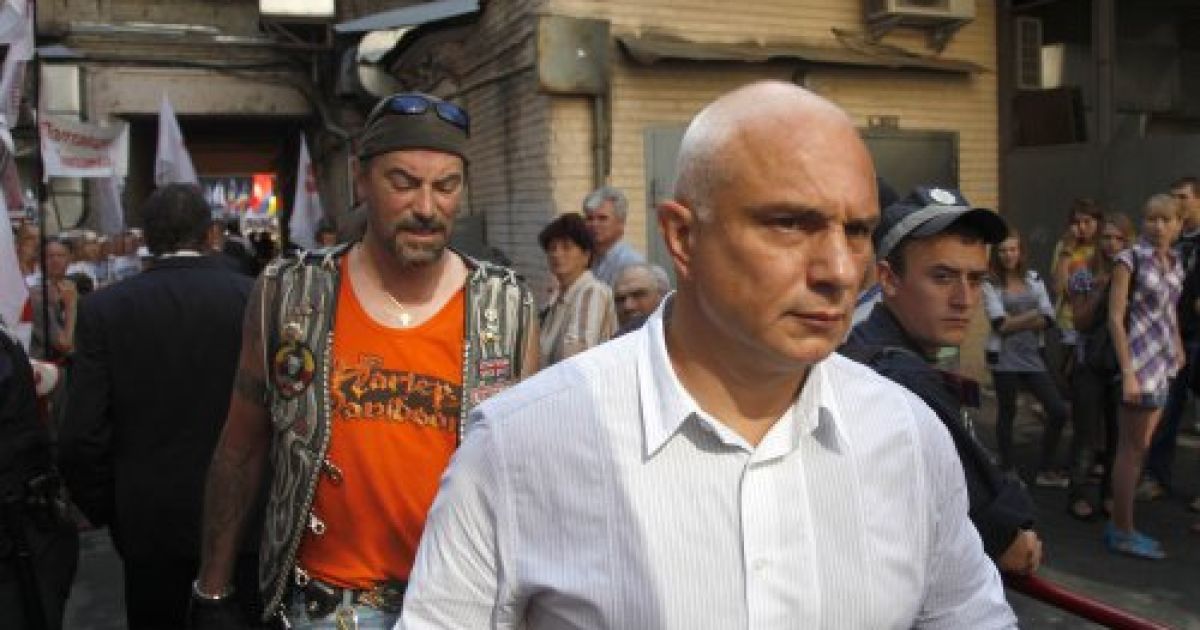 Чоловік Юлії Тимошенко Олександр та дочка Євгенія з чоловіком Шоном Карром приїхали підтримати екс-прем&rsquo;єра до будівлі Печерського суду. / © УНІАН