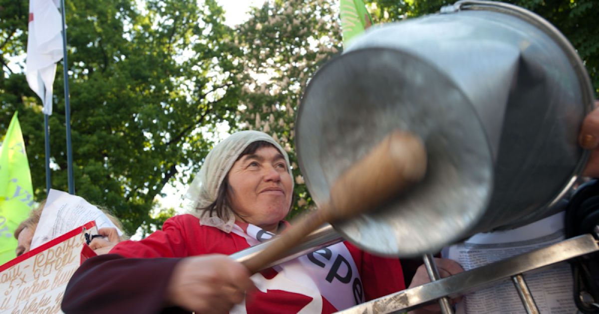 У Весняному марші протесту, який організувала опозиція біля Верховної ради беруть участь близько 3500 тисяч осіб.