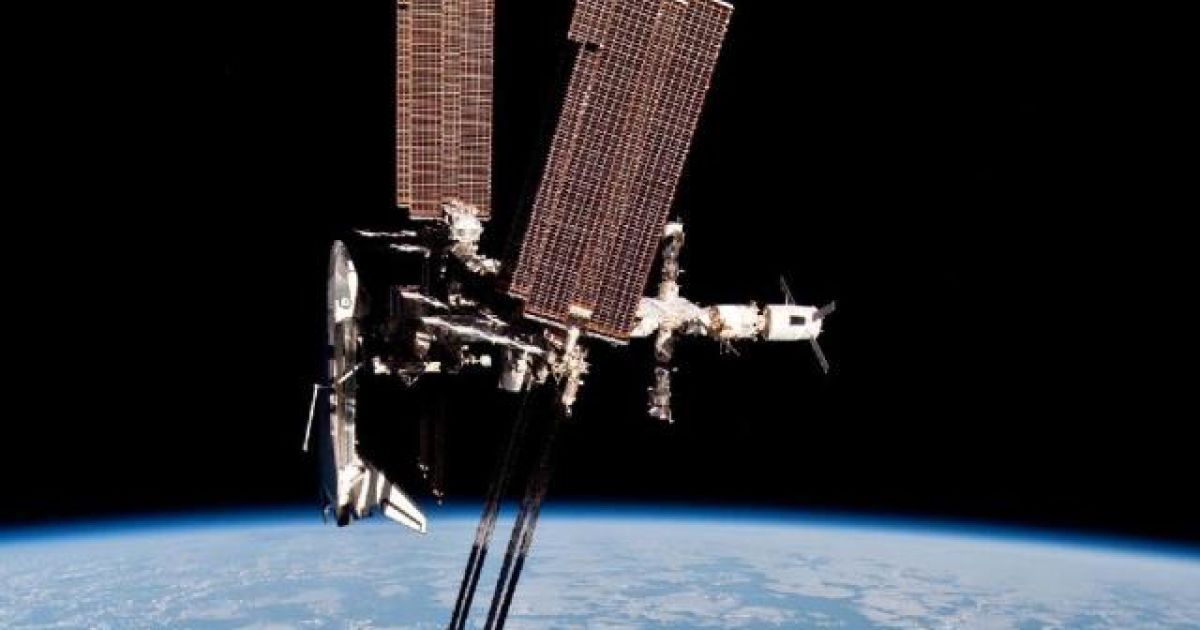Італійський астронавт Паоло Несполі, порушивши правила безпеки, зробив дивовижні знімки пристикованого до МКС шатла Endeavour. / © NASA