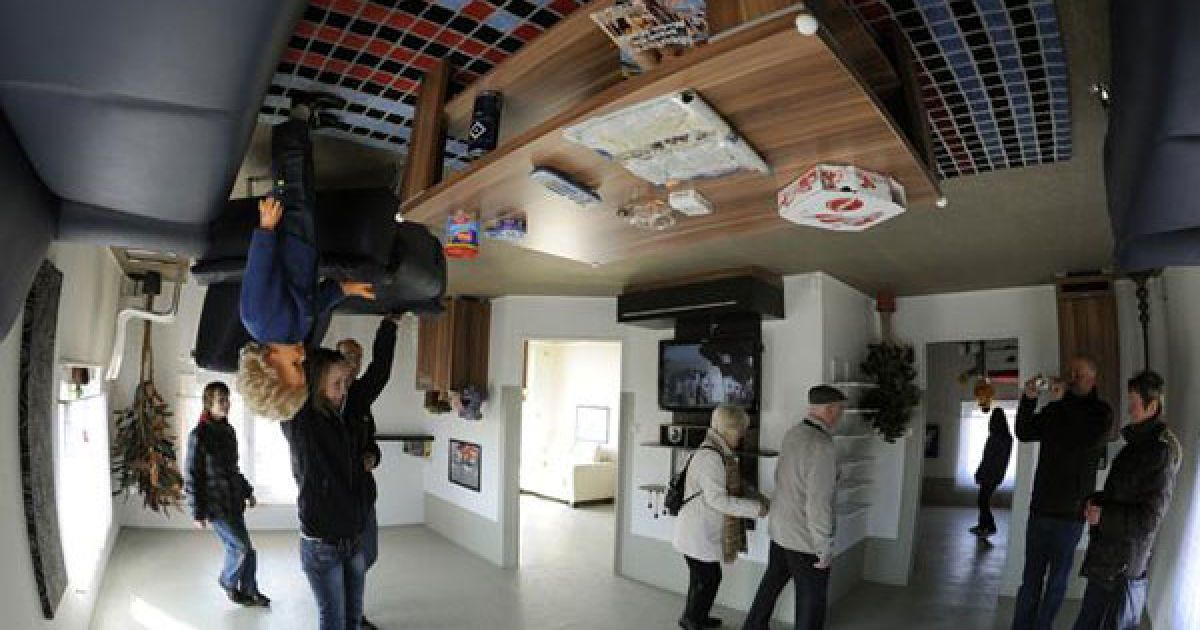 У Біспінгені (Німеччина) побудували "божевільний будинок" (Verrueckte Haus), який стоїть на догори дригом. / © AFP