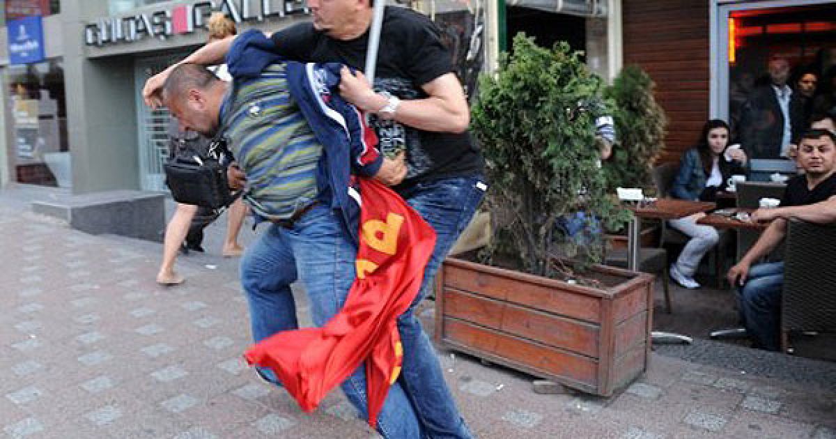 Туреччина, Стамбул. Турецькі ліві беруть участь в акції протесту проти прем'єр-міністра Туреччини Таїпа Ердогана, під час якої поліцейські побили цивільних демонстрантів. / © AFP