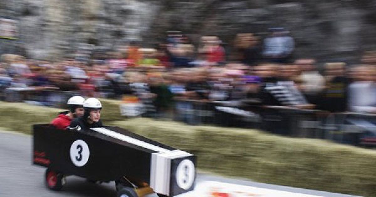 В Стокгольмі провели перегони на саморобних "мильницях" Stockholm Red Bull Soapbox 2011. / © AFP