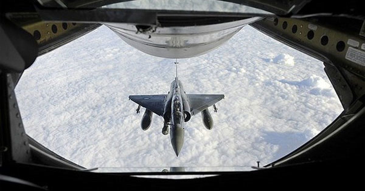Французький винищувач Mirage 2000 з військово-повітряної бази Istres наближається у повітрі до танкера-заправника літаків Boeing C-135 під час заправки над Середземним морем. / © AFP