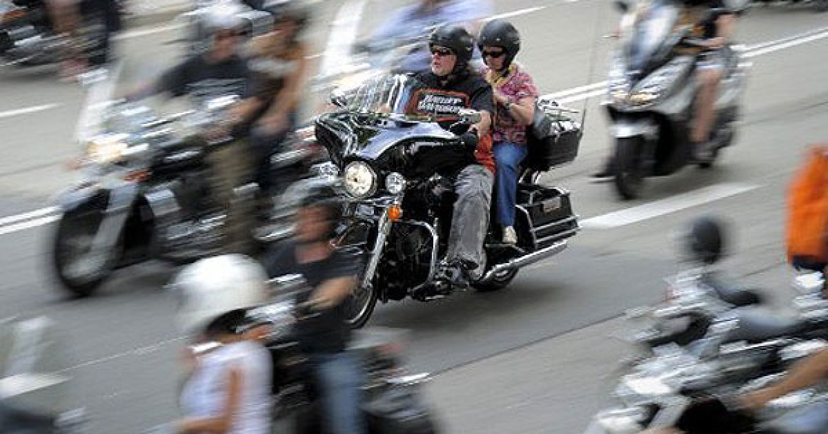 Іспанія, Барселона. Тисячі мотоциклістів на мотоциклах Harley Davidson проїхали вулицями Барселони під час святкування Дня Харлею в Барселоні. / © AFP