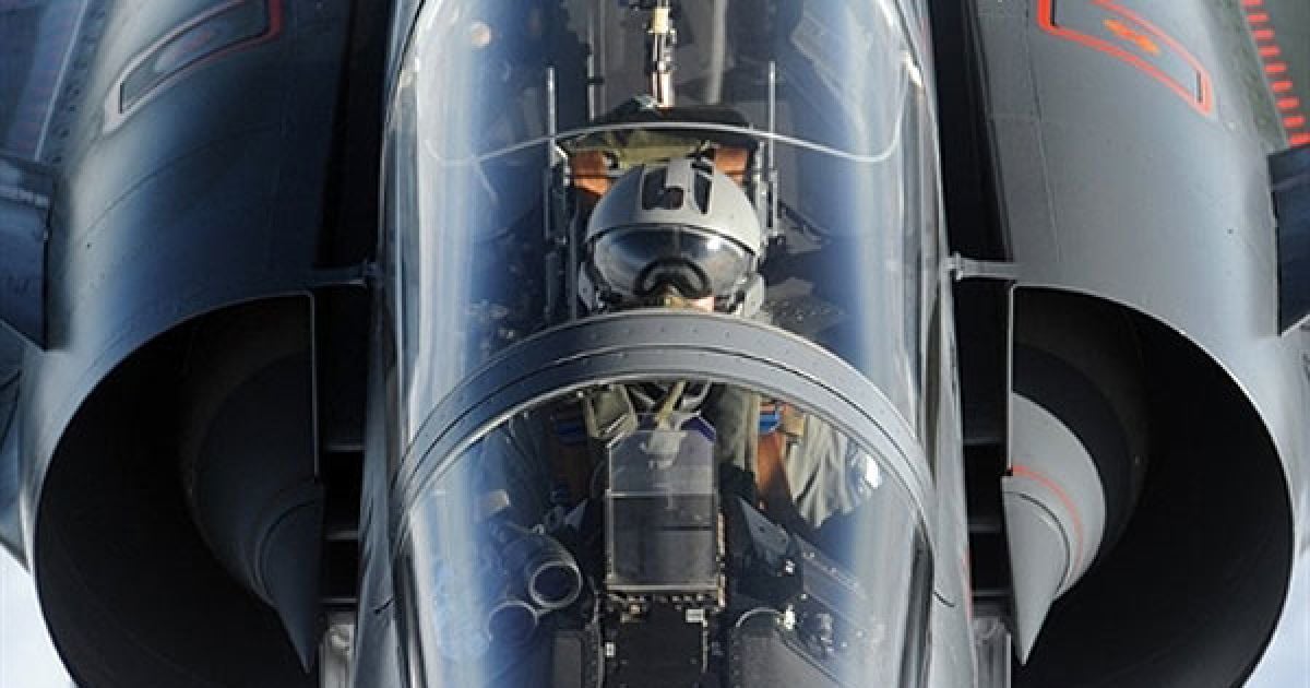 Французький винищувач Mirage 2000 з військово-повітряної бази Istres наближається до танкера-заправника літаків Boeing C-135 під час виконання операції над Середземним морем у рамках військових дій, що проходять в Лівії. / © AFP