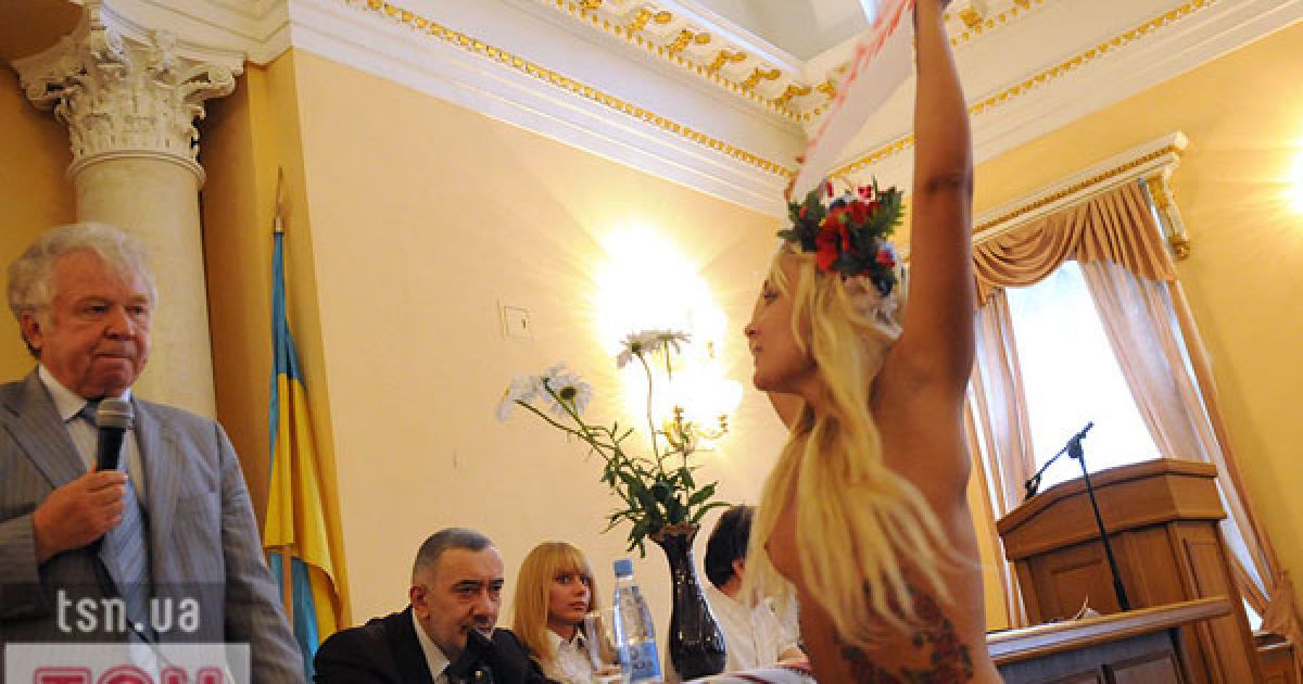 Жіночий рух FEMEN провів топлес-акцію протесту "Євробомж-2012" проти виселення студентів з гуртожитків перед проведенням Євро-2012.