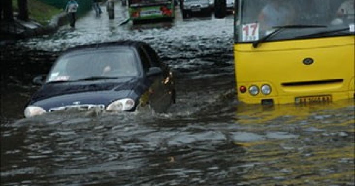 У Києві через сильні зливи було затоплено кілька вулиць, на дорогах маршрутки плавали по вікна у воді. / © Сегодня