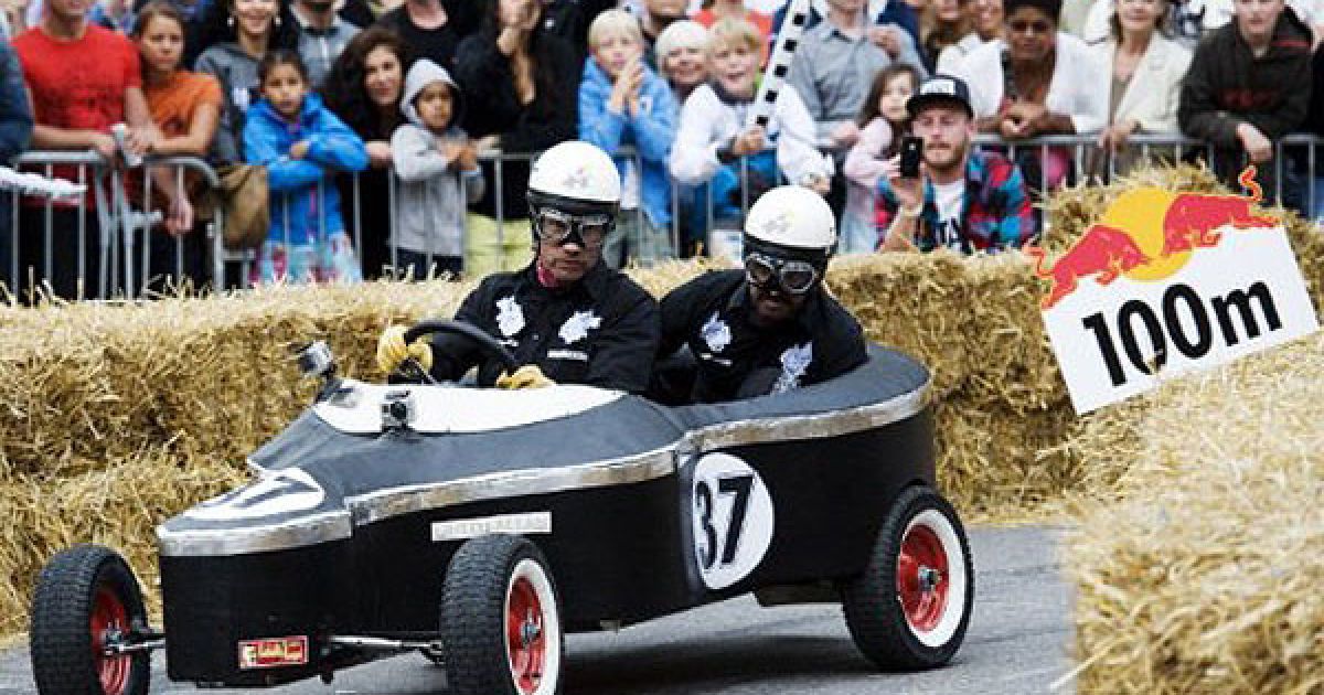 В Стокгольмі провели перегони на саморобних "мильницях" Stockholm Red Bull Soapbox 2011. / © AFP
