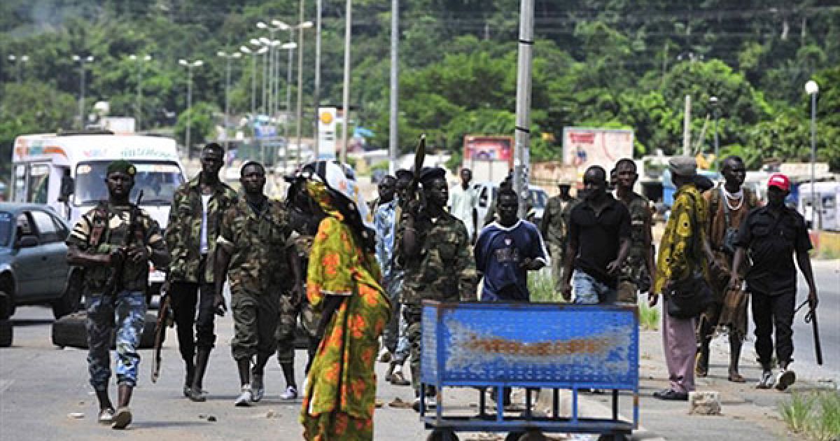 Кот-д'Івуар, Абіджан. Військові Алассана Уаттари патрулюють передмістя Абіджана. У кількох районах міста досі виникають жорстокі перестрілки між урядовими силами і прихильниками поваленого президента Лорана Гбагбо. / © AFP