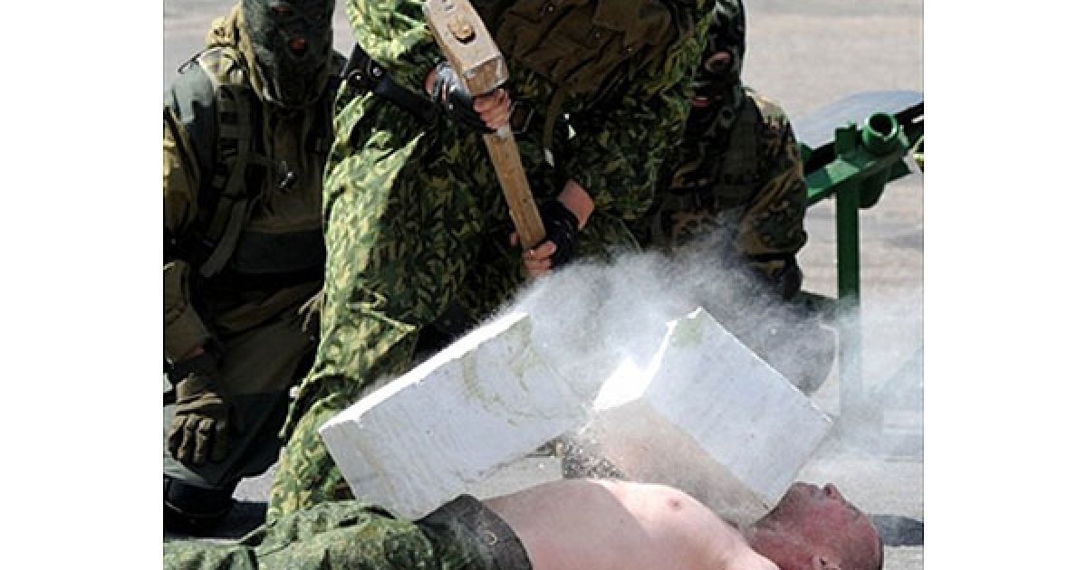 Білорусь, Мінськ. Білоруські солдати спецназу демонструють свої навички під час відкриття Виставки озброєння і військової обладнання MILEX-2011 в Мінську. / © AFP