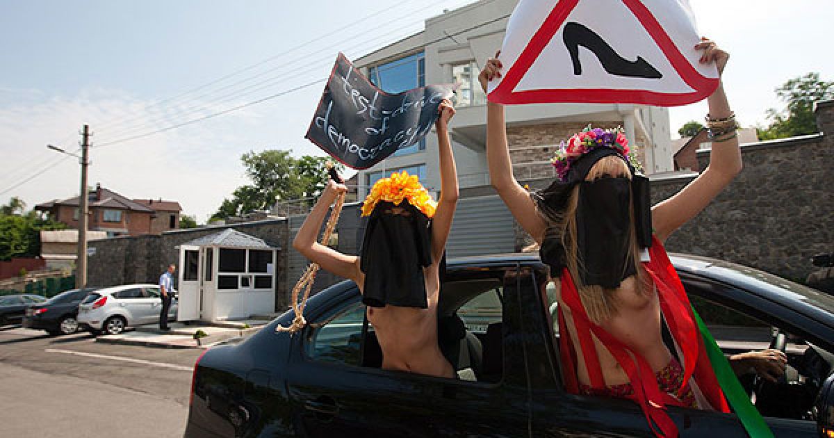 Активістки руху FEMEN у хіджабах розгорнули плакати "Жінкам - машини, чоловікам &ndash; верблюди!", "Жінки рулять!", "Let&#039;s drive", "Wild morals". / © Жіночий рух FEMEN