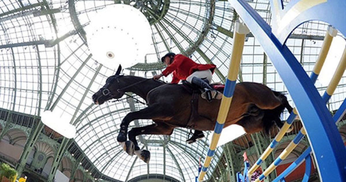 Франція, Париж. Німець Крістіан Альманн стрибає на своєму коні Taloubet Z під час міжнародних змагань з конкуру "Гран-Гермес" у Парижі. / © AFP