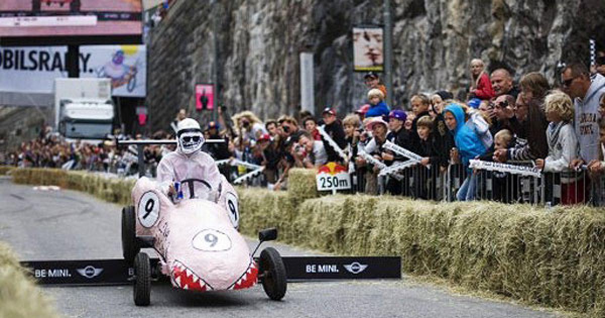 В Стокгольмі провели перегони на саморобних "мильницях" Stockholm Red Bull Soapbox 2011. / © AFP