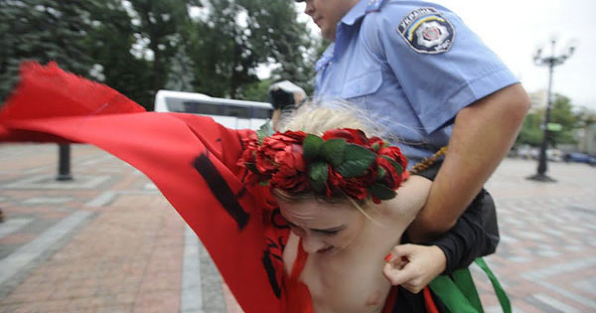 Активістки FEMEN влаштували під Верховною радою топлес-протест "Депутат, не бикуй!" проти пенсійної реформи. / © Жіночий рух FEMEN