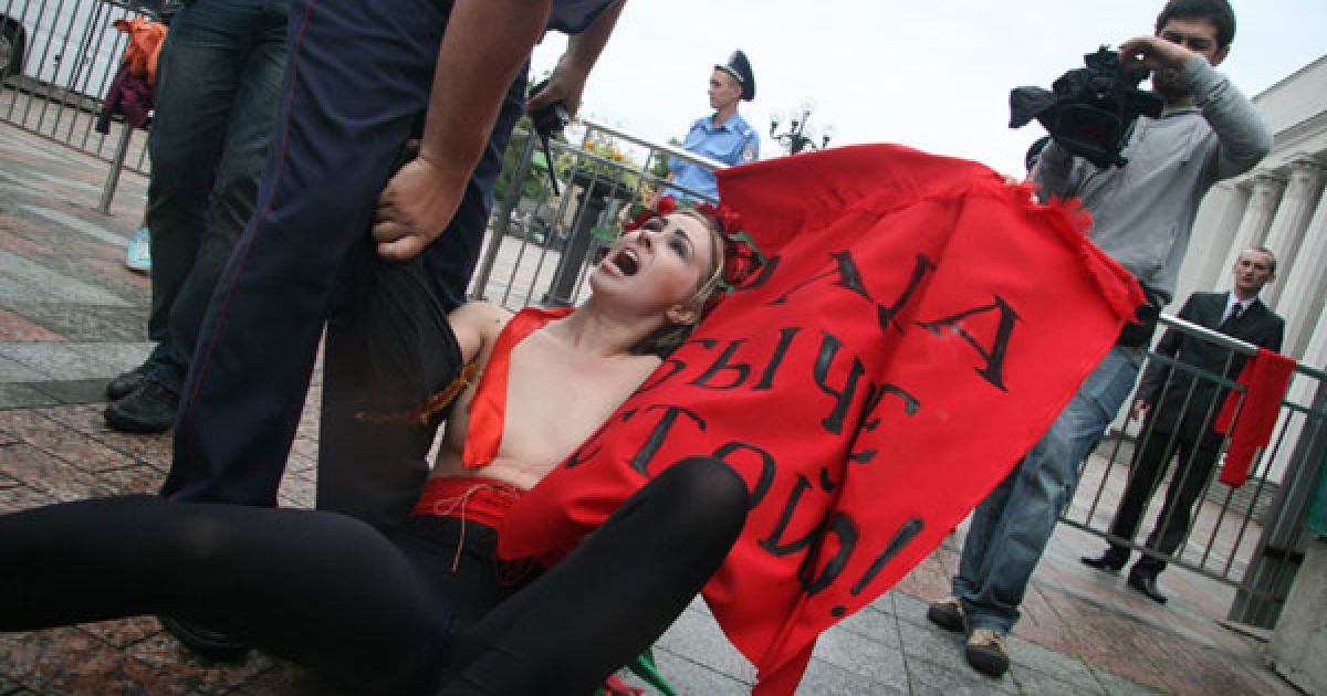 Активістки FEMEN влаштували під Верховною радою топлес-протест "Депутат, не бикуй!" проти пенсійної реформи. / © Жіночий рух FEMEN