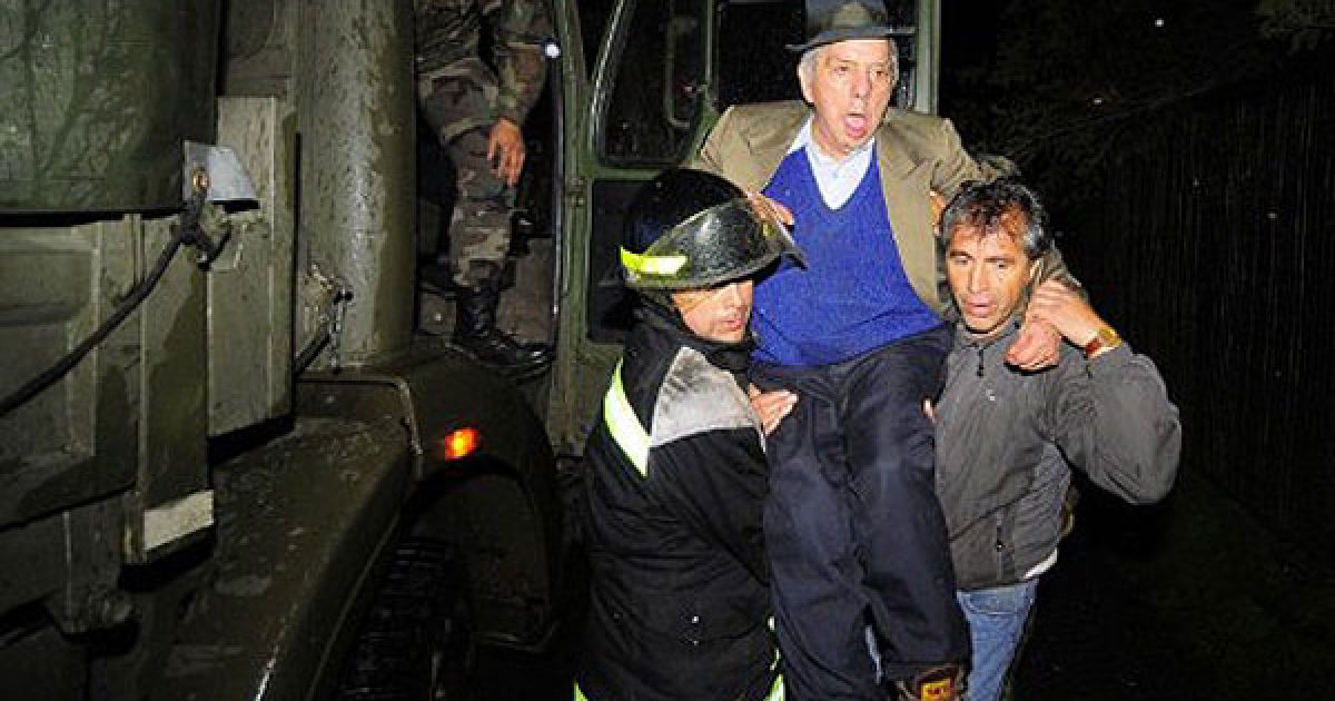 В Чилі через виверження вулканічної гряди Пуйеуе-Кордон евакуюють тисячі людей. Хмара попелу досягла Аргентини. / © AFP
