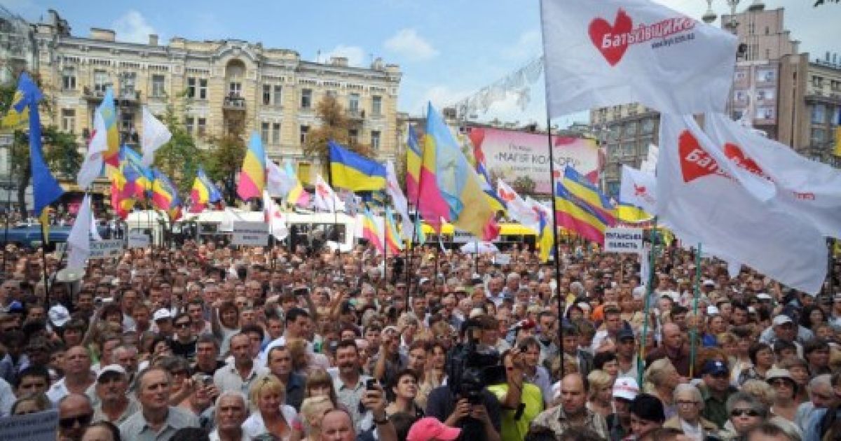 Перед Печерським судом в Києві, де слухається газова справа Тимошенко, зібралися тисячі прибічників екс-прем&#039;єра. / © AFP
