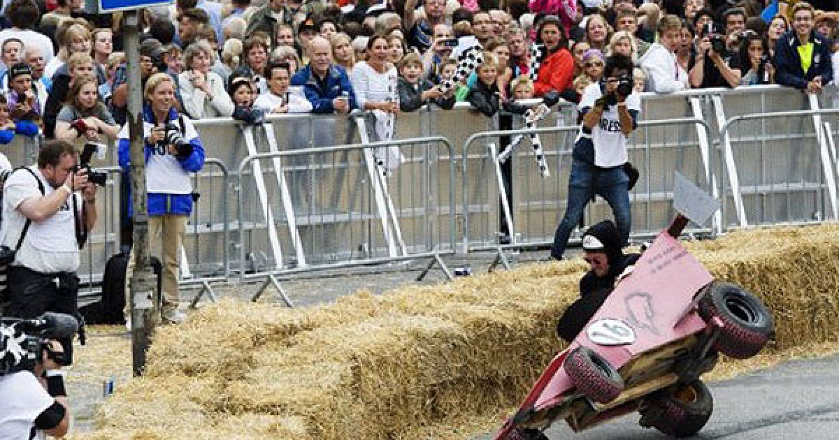 В Стокгольмі провели перегони на саморобних "мильницях" Stockholm Red Bull Soapbox 2011. / © AFP