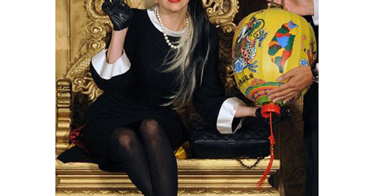 Тайвань, Тайбей. Американська епатажна співачка Lady Gaga отримує в подарунок під час прес-конференції в Тайбеї. Гага пообіцяла своїм шанувальникам наступного року влаштувати азіатське турне і виступити з концертом в Тайбеї. / © AFP
