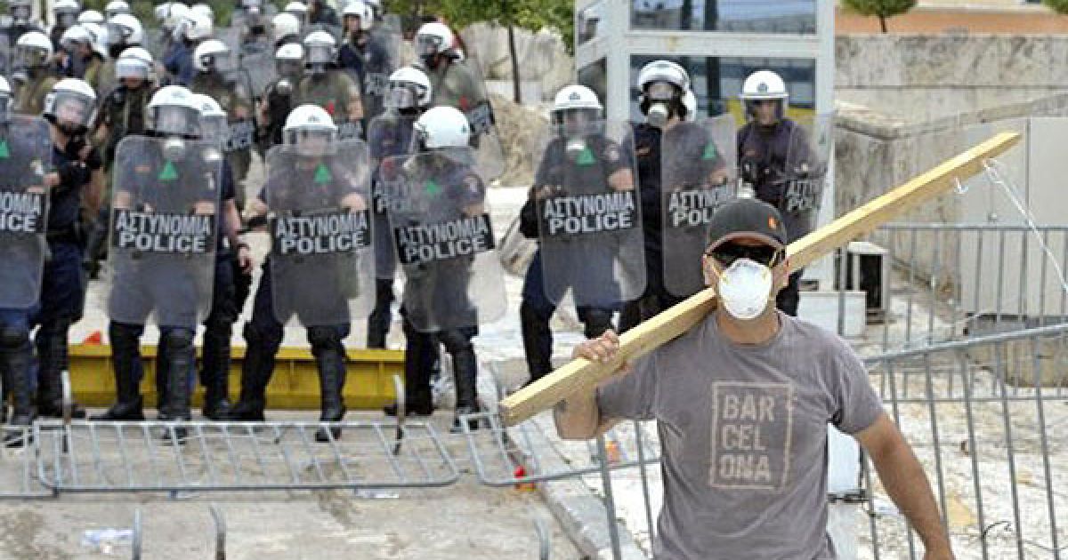 В Афінах (Греція) тривають масові антиурядові акції протесту, які розганяє поліція. / © AFP