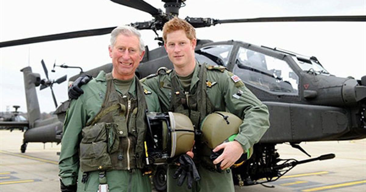 Великобританія, Лондон. Британський принц Гаррі разом з батьком, принцом Уельським Чарльзом стоять перед вертолітом Apache. Принца Чарльза запросили до центру військової авіації здійснити політ на гелікоптері та зустрітися зі студентами. / © AFP