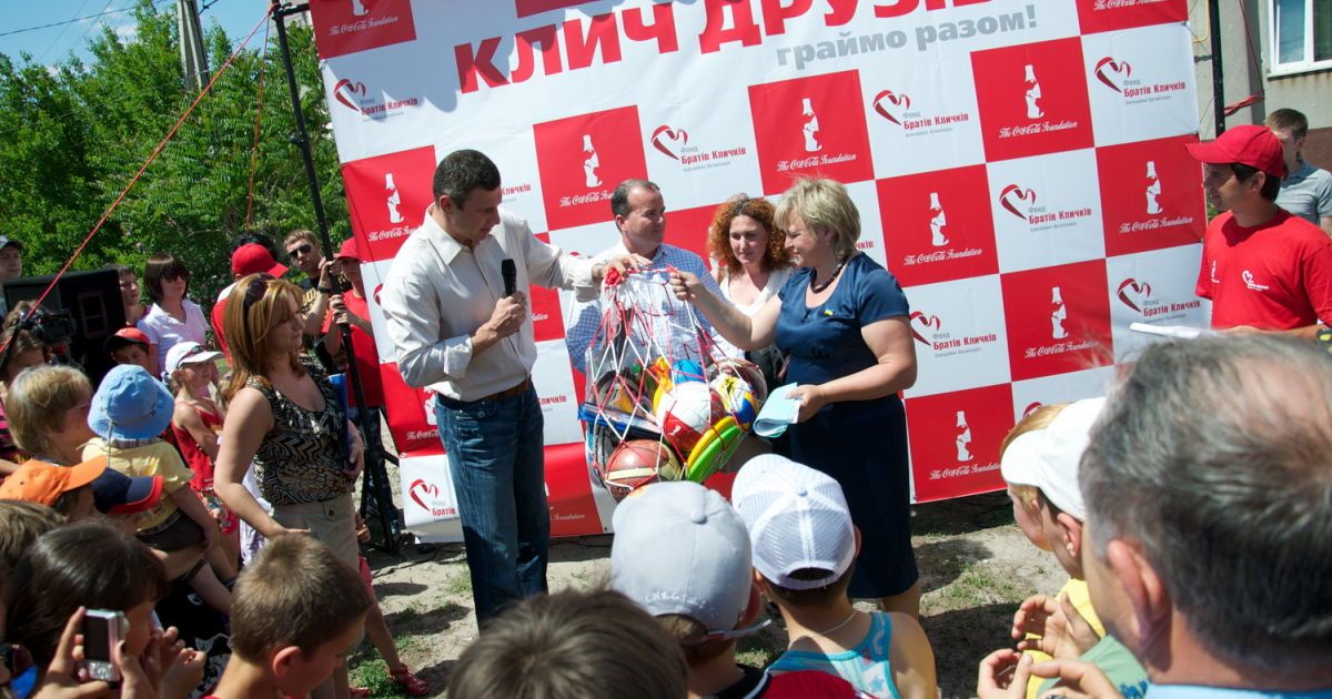 З нагоди Міжнародного дня захисту дітей Віталій Кличко відкрив у місті Березань перший з 12 дитячих спортмайданчиків програми "Клич друзів &ndash; граймо разом!" / © www.klitschko.com