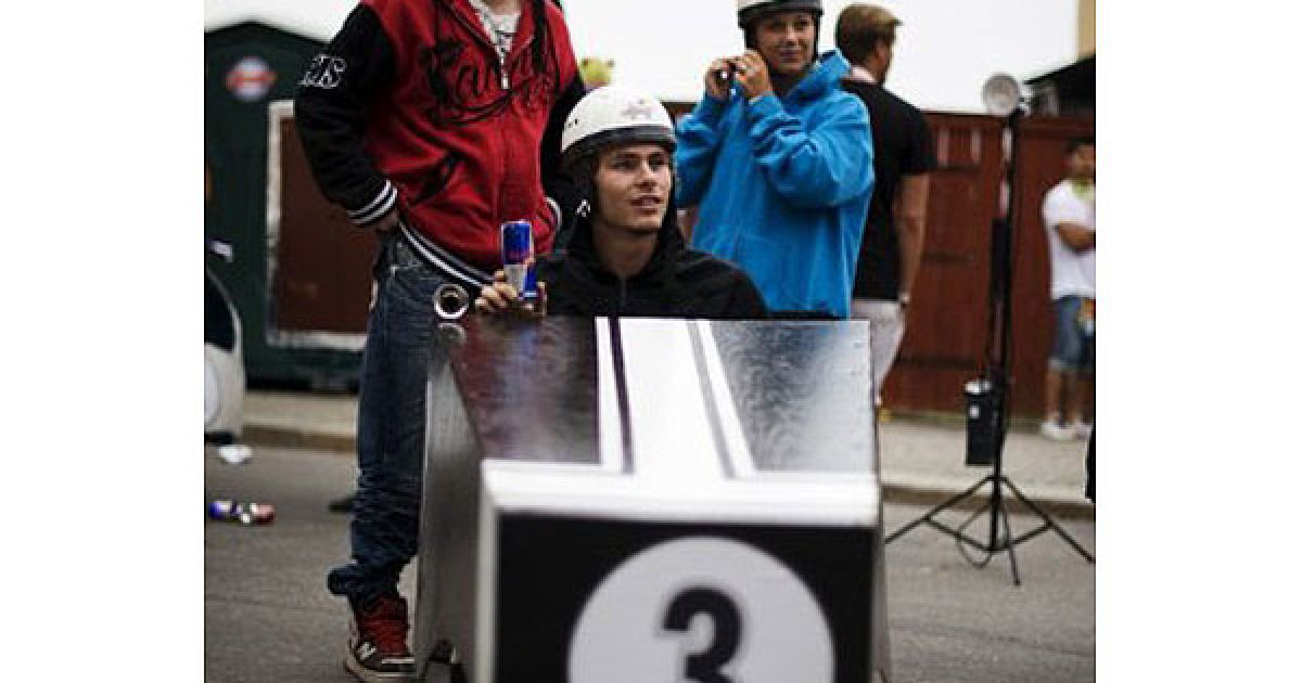 В Стокгольмі провели перегони на саморобних "мильницях" Stockholm Red Bull Soapbox 2011. / © AFP
