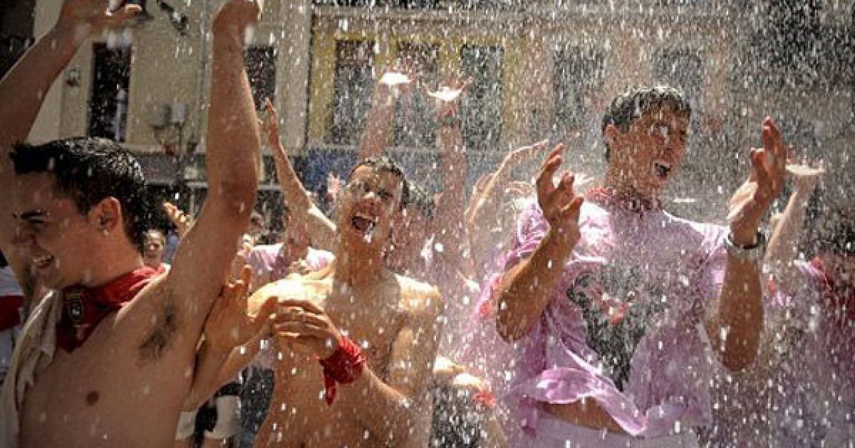В іспанській Памплоні почався фестиваль Сан-Фермін, відомий своїми розвагами, забігами з биками та коридою. / © AFP
