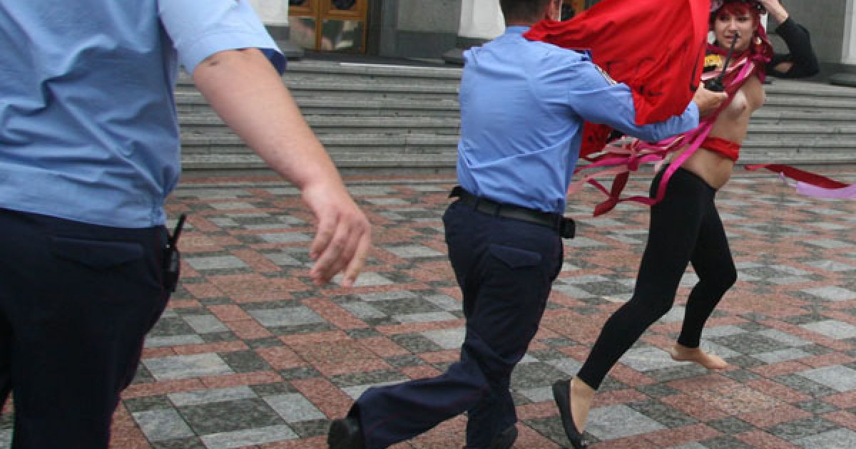 Активістки FEMEN влаштували під Верховною радою топлес-протест "Депутат, не бикуй!" проти пенсійної реформи. / © Жіночий рух FEMEN