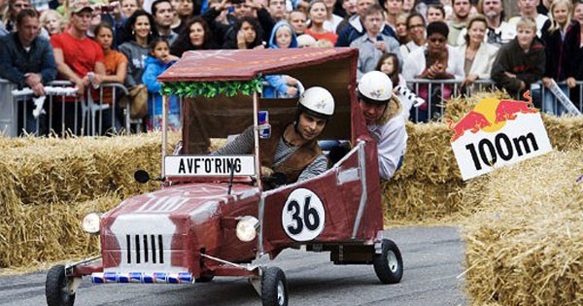 В Стокгольмі провели перегони на саморобних "мильницях" Stockholm Red Bull Soapbox 2011. / © AFP