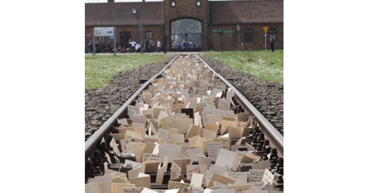 Польща, Освенцім. Таблички, з іменами загиблих у концентраційному таборі Аушвіц євреями, розставлені по дорозі до табору з нагоди щорічного Маршу живих. Марш живих вперше відбувся у 1988 році. За словами організаторів, більше половини учасників цьогорічного маршу не були євреями. / © AFP