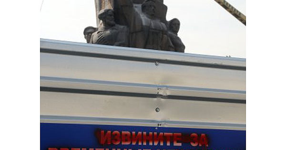 В Харкові на площі Конституції демонтують монумент на честь проголошення радянської влади в Україні. / © УНІАН