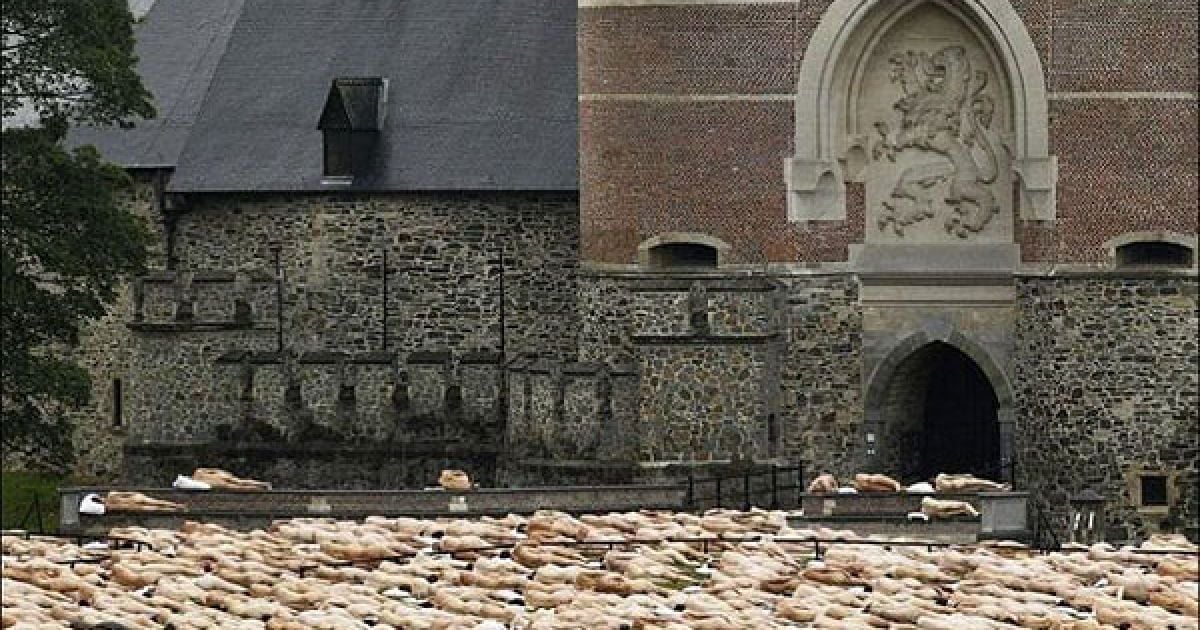 У масовій оголеній фотосесії американця Спенсера Туніка в Брюсселі взяли участь 800 людей.