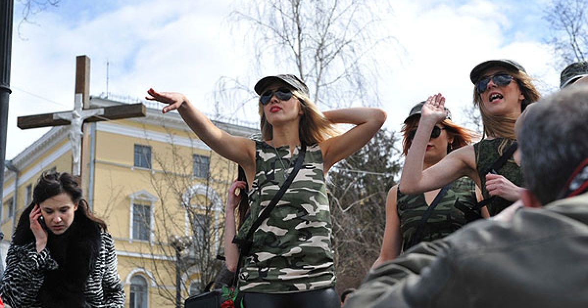 Рух FEMEN присвятив акцію "Фашизофренія" у Києві Міжнародному дню визволення в&#039;язнів фашистських концтаборів. / © Жіночий рух FEMEN