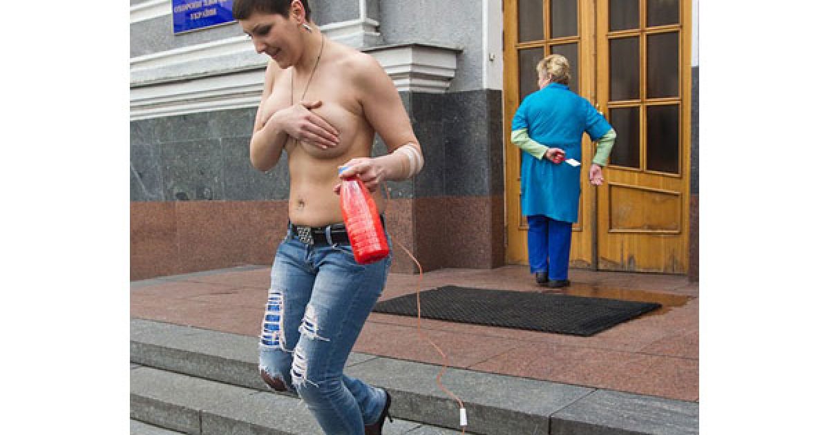 FEMEN вимагали від влади жорсткої розправи з медичною мафією і покращення медичного обслуговування. / © Жіночий рух FEMEN