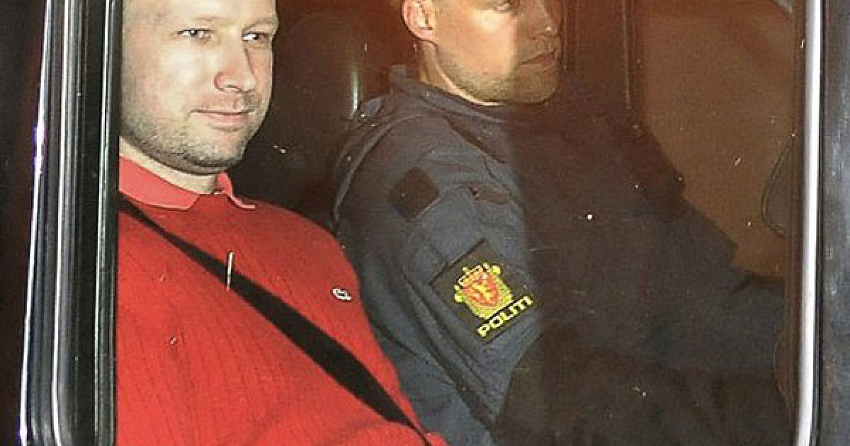 Норвегія, Осло. Підозрюваного у скоєнні подвійного теракту в Норвегії Андерса Берінга Брейвіка (у червоному) вивозять з будівлі суду в поліцейській машині. Суд вирішив надалі утримувати Брйевіка під вартою, він проведе у одиночній камері перші чотири тижні, із повною забороною на спілкування з зовнішнім світом. / © AFP