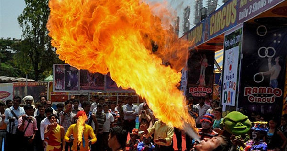 Індія, Хайдарабад. Гімнасти з міжнародного цирку "Рембо" виступають у Хайдарабаді під час святкування Всесвітнього дня цирку, до якого приєднались артисти 160 цирків у 39 країнах світу. / © AFP