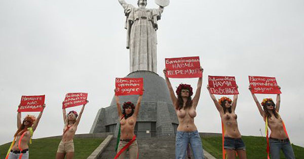 Жіночий рух FEMEN присвятив Дню Перемоги топлес-акцію "Батьківщина-мати, навчи перемагати!" / © УНІАН