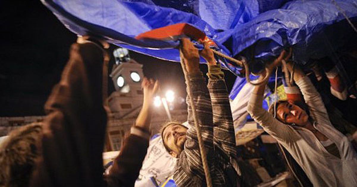 Іспанія, Мадрид. Протестуючі встановлюють брезентові намети на площі Пуерта дель Соль в Мадриді. Демонстранти засудили політичну корупцію, соціальні скорочення і безробіття. / © AFP