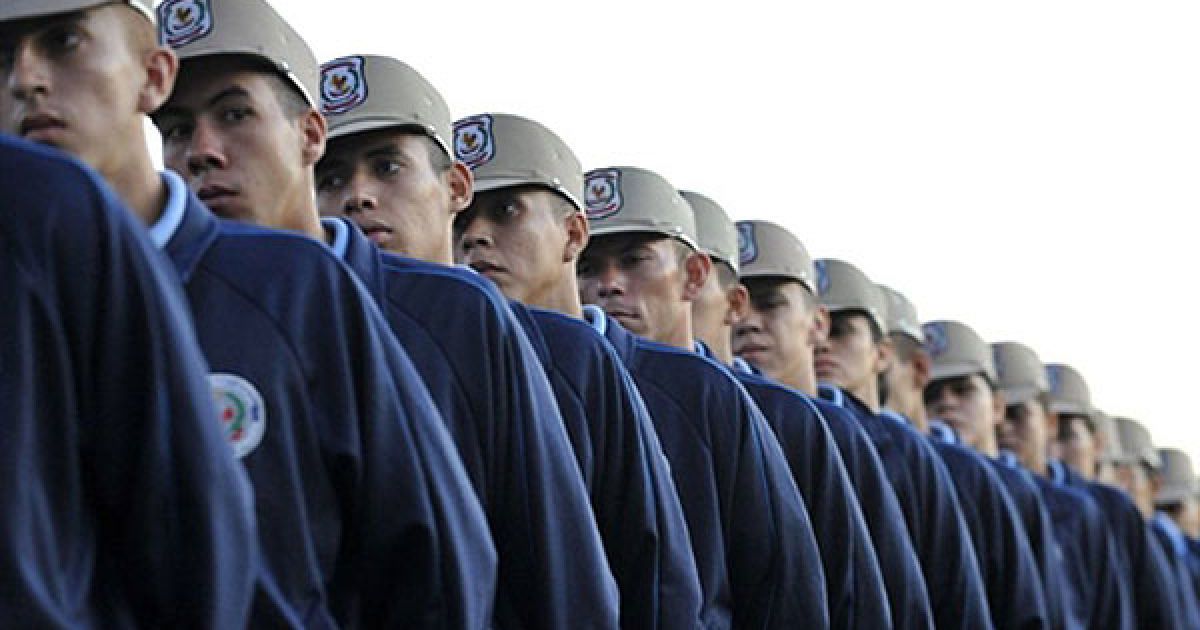 Парагвай, Асунсьон. Курсанти національної поліції беруть участь у церемонії офіційного прийняття до лав військових і поліції для боротьби з комаром, який передає лихоманку денге. / © AFP