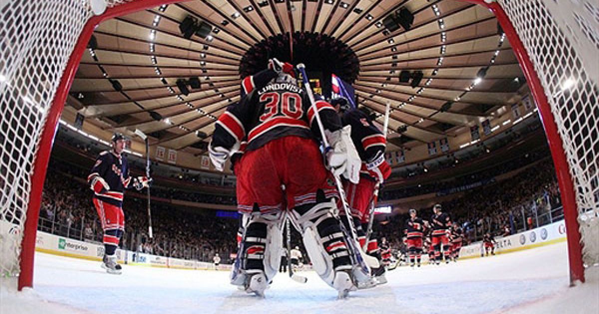США, Нью-Йорк. Хенрік Лундквіст з "New York Rangers" святкує перемогу над "Boston Bruins" у Медісон Сквер Гарден. / © AFP