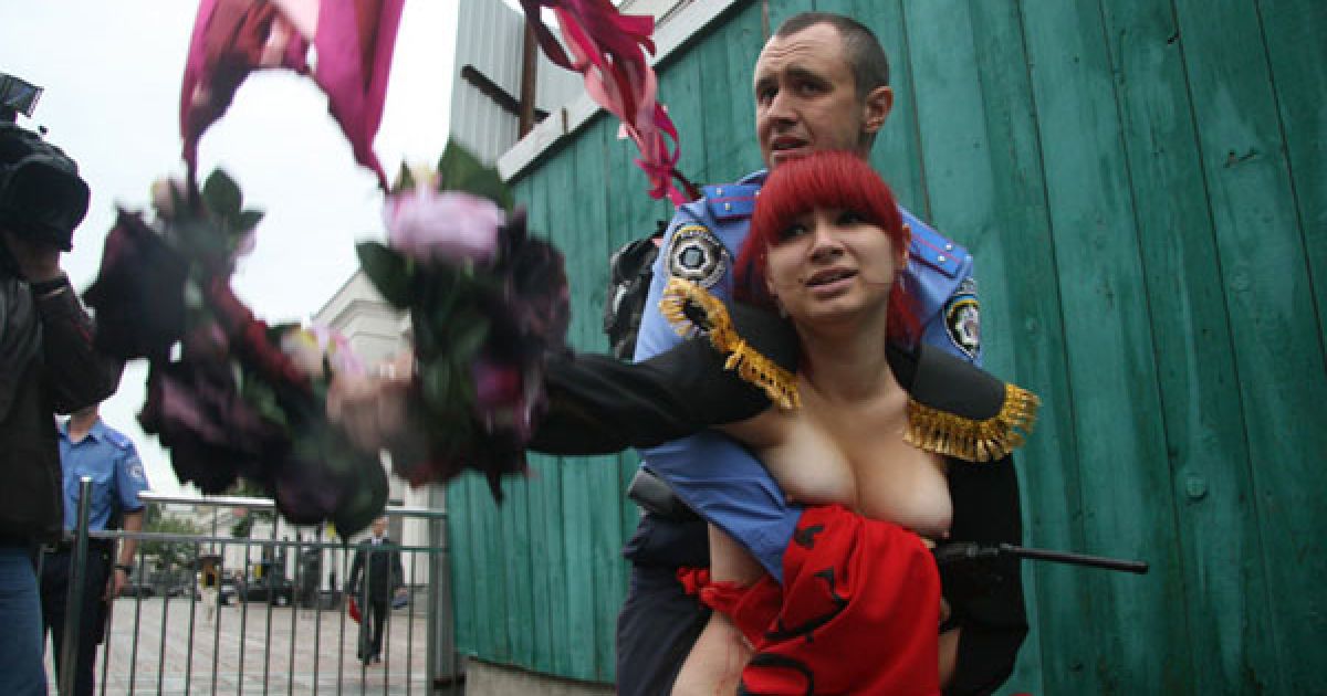 Активістки FEMEN влаштували під Верховною радою топлес-протест "Депутат, не бикуй!" проти пенсійної реформи. / © Жіночий рух FEMEN