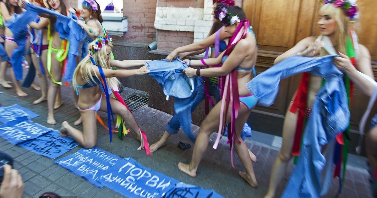 Жіночий рух FEMEN провів акцію "Геть джинсу!", присвячену Дню журналістики.