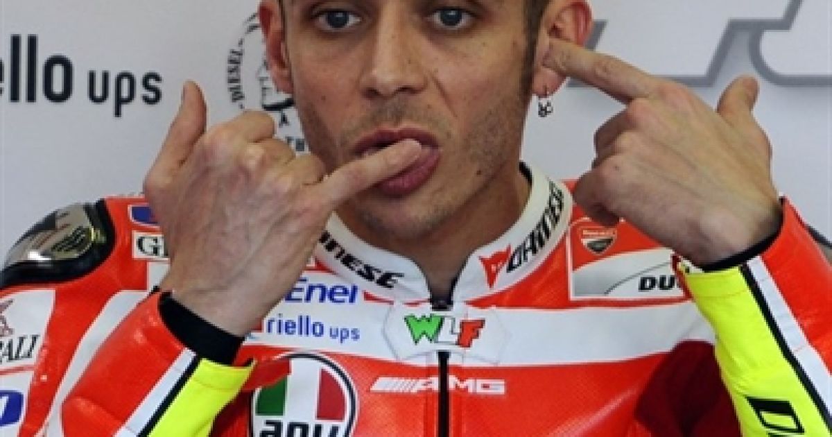 Іспанія, Херес-де-ла-Фронтера. Італійський гонщик команди Ducati Валентино Россі жестикулює під час прес-конференції перед першим тренуванням сесії MotoGP у Херес-де-ла-Фронтера. / © AFP
