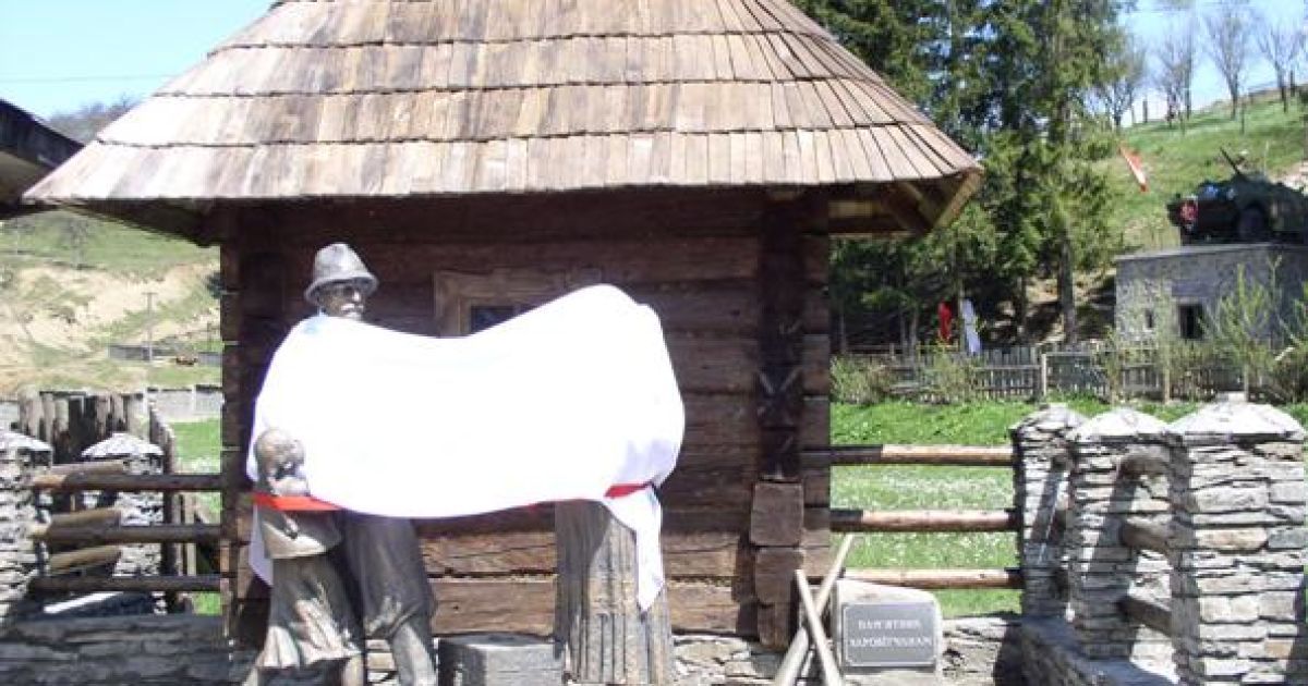 Перший в Україні пам&#039;ятник заробітчанам встановили у закарпатському селі Колочава. / © karpatnews.in.ua
