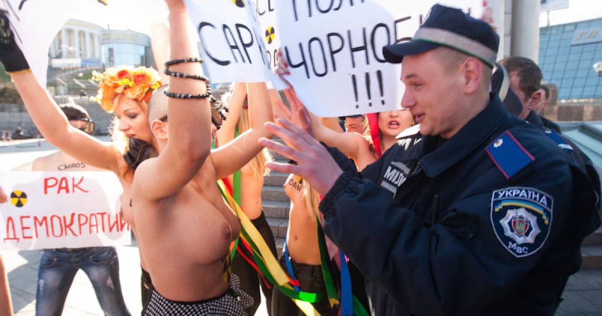 Міліція затримала активісток руху FEMEN Інну Шевченко, Сашу Шевченко, Надію Мопедову і Діану Сенич. / © femen.livejournal.com
