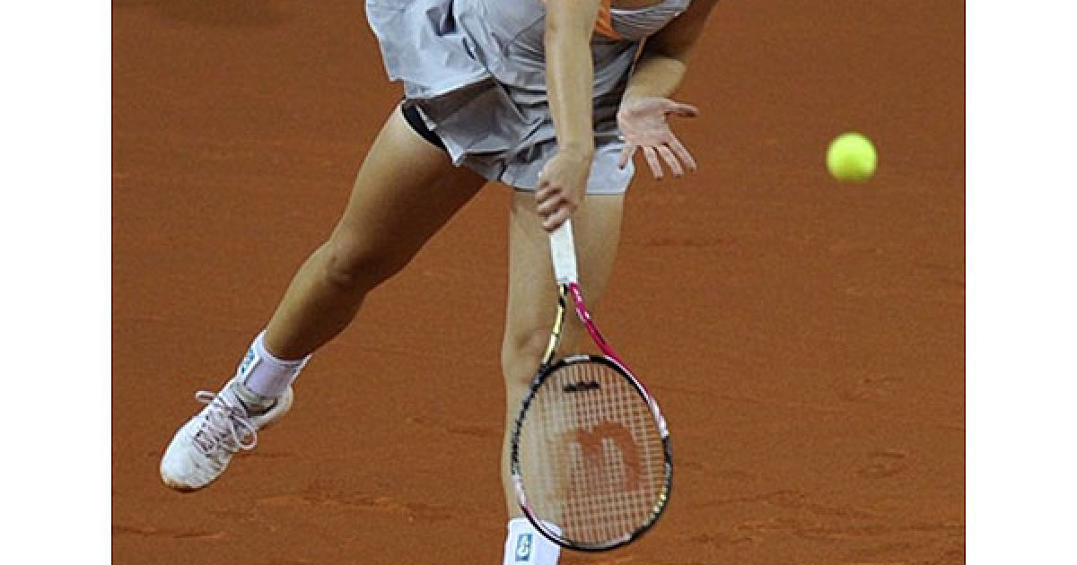 Німеччина, Штутгарт. Німецька тенісистка Сабіна Лісицькі відбиває подачу китаянки На Лі під час матчу другого кола тенісного турніру WTA на Гран-прі Porsche в Штутгарті. / © AFP